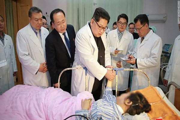 金正恩在医院看望车祸伤者 朝鲜劳动新闻