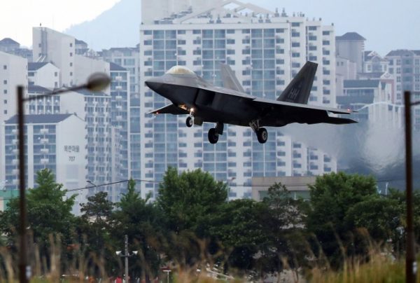 美韓2018年聯合軍演中的F-22猛禽轟炸機（Park Chul-hog/Yonhap via AP）