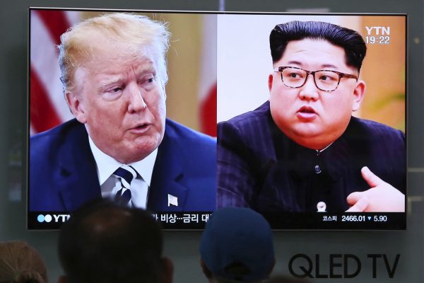 電視畫面 中的美國總統川普與朝鮮領導人金正恩(AP/Ahn Young-joon, File)