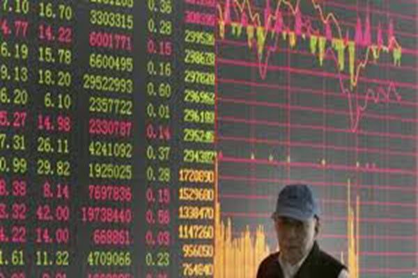 投资者走过上海证券公司的股市行情屏幕 AP