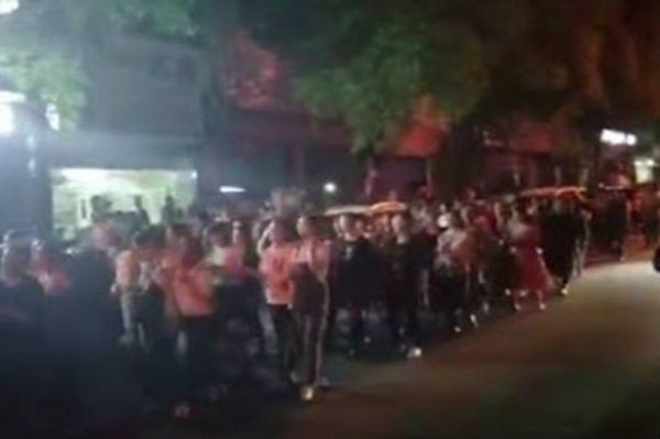 湖南武冈1千教师游行抗议扣发工资
