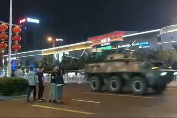 装甲车开进青岛（网络视频截图）