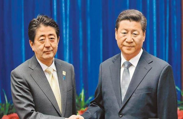图为2014年习近平会晤日本首相安倍晋三（AP）