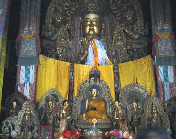 甘肅拉卜楞寺大金瓦殿內的鎏金彌勒佛像，前下方為釋迦牟尼佛像。