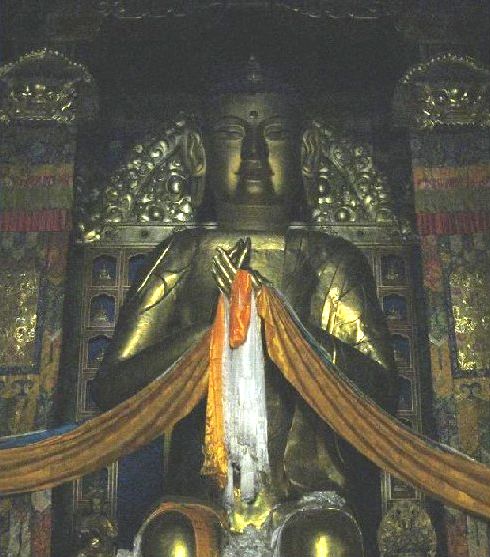 甘肃拉卜楞寺西后殿内的弥勒佛像。