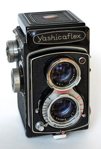 日本雅西馬夫萊斯公司生產的Yashimaflex相機(圖片來源：George Rex / Wikimedia Commons）