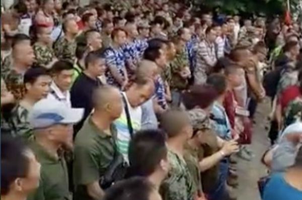 各地退伍老兵集结抗议警察殴打老兵、军嫂 | 老兵 | 警察 | 辽宁四川上千退伍老兵 | 军嫂 | 希望之声