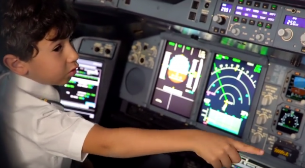 夢想當飛行員的小男孩亞當向真正的機長展示自己對飛機和飛行百科全書般的了解(圖片：Etihad Airways/youtube截圖)