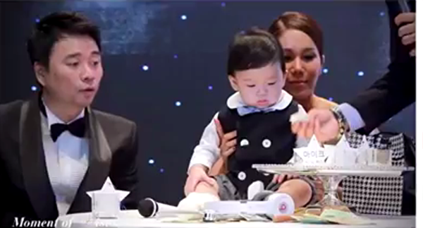 姜元来、金松儿夫妇与宝贝儿子在一起享受温馨的家庭生活 (图片：Misa TV/yuotube截图)