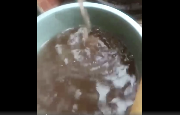 自来水管流出的水呈酱油色（网络视频截图）