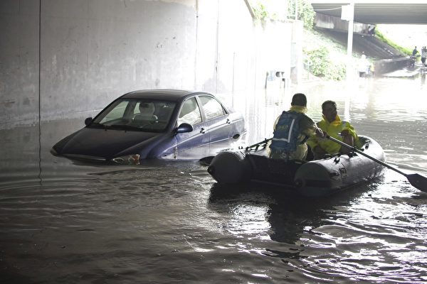 北京暴雨来袭，图为7月16日北京回龙观城铁桥被淹。