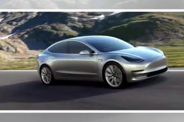 特斯拉性能版Model 3（图片来源：youtube）
