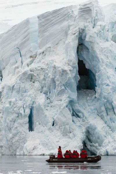 位於南極半島最北端的阿里納冰川（攝於2016年1月）（圖片：維基共享資源/Godot13）