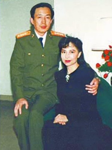 罗宇告别总参后,应狄娜要求拍下最后一张军装照片。(图片来源:海外头条)