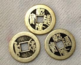 摇卦用的三个铜钱（图片来源: 网络）