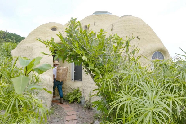 臺北退休老師十年築夢 海邊打造神奇 度咕屋 冬暖夏涼抗地震 完勝專業建築師 土房子 建築師 度咕屋 何俊賢