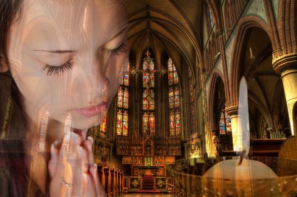 人们在祷告时周身的亮光，对瓦伦帝娜的透视人体的视线有着的阻挡作用。（图片：Pixabay）
