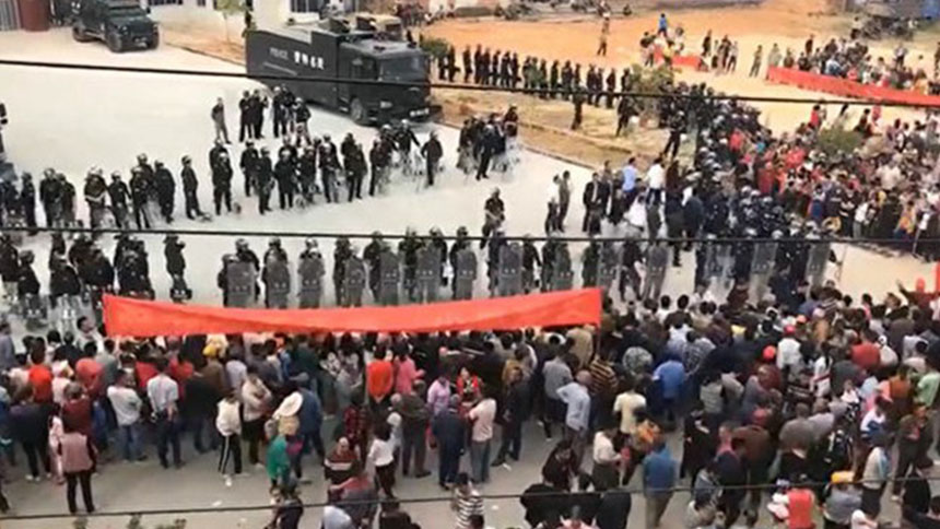2019年11月28日，广东茂名化州市文楼镇居民在镇政府前游行抗议，与警方对峙。村民要求撤销火葬场项目。（视频截图）