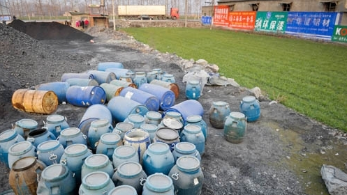 2012年2月2日，安徽省亳州市涡阳县西阳镇公路旁一售煤点内，堆积着大量危险化学品桶。（网络图片）