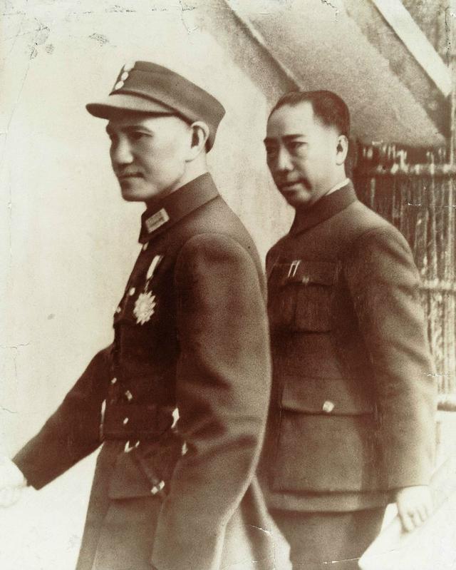 蒋介石与戴笠，1940年代（维基）
