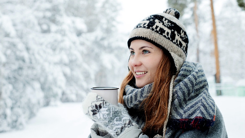 冬天、喝茶、美女、温暖（图片: pixabay） 