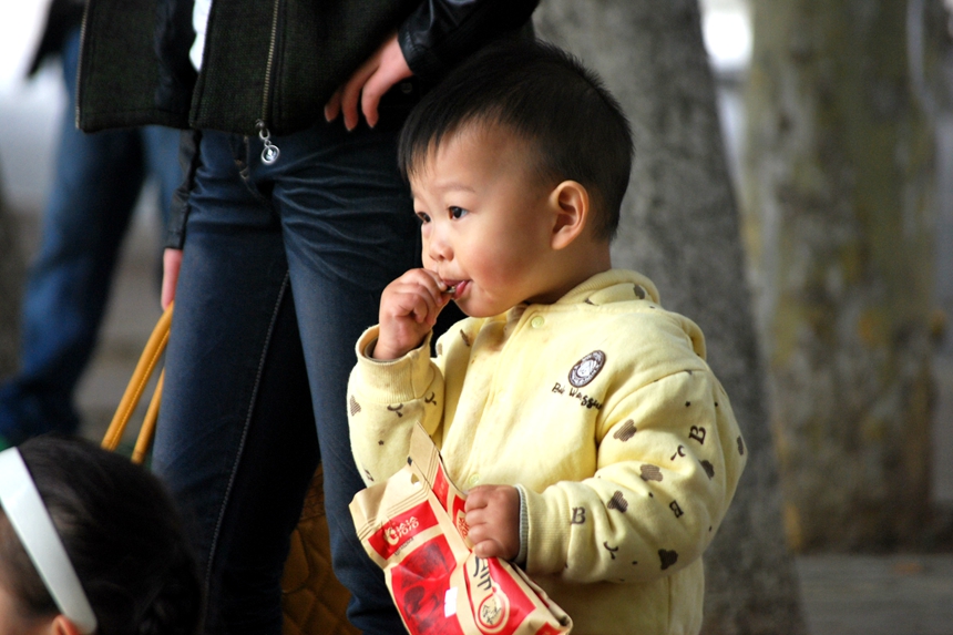 小孩、零食（图片：Public Domain）