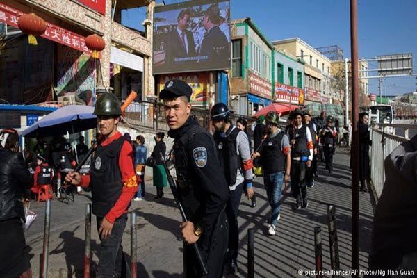 中共公安正在新疆街頭巡邏 AP