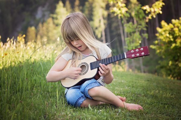 彈吉他的小女孩（pixabay）