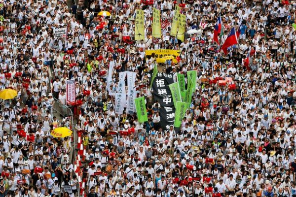 2019年6月9日,香港103万市民举行反对修订《逃犯条例》的大游行。(美联社)