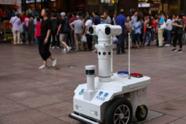 上海推出5G警用巡逻机器人，让街上民众的行为全遭到监视。（图撷自微博）