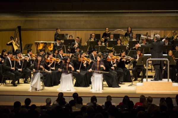 2019年10月6日下午，享誉国际的神韵交响乐团在多伦多著名的罗伊．汤姆森音乐厅（Roy Thomson Hall）的演出。前排为二胡演奏家戚晓春（左）、王真（中）、琴露（右）。图片（艾文 / SOH）
