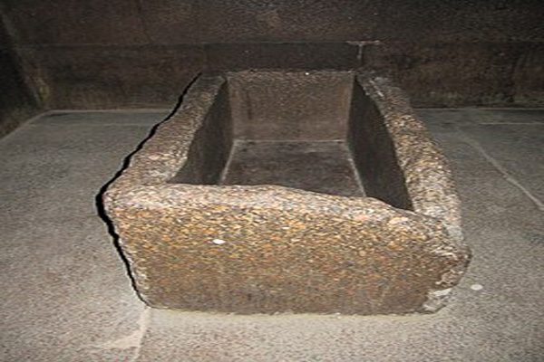 金字塔石棺（wikimedia commons)