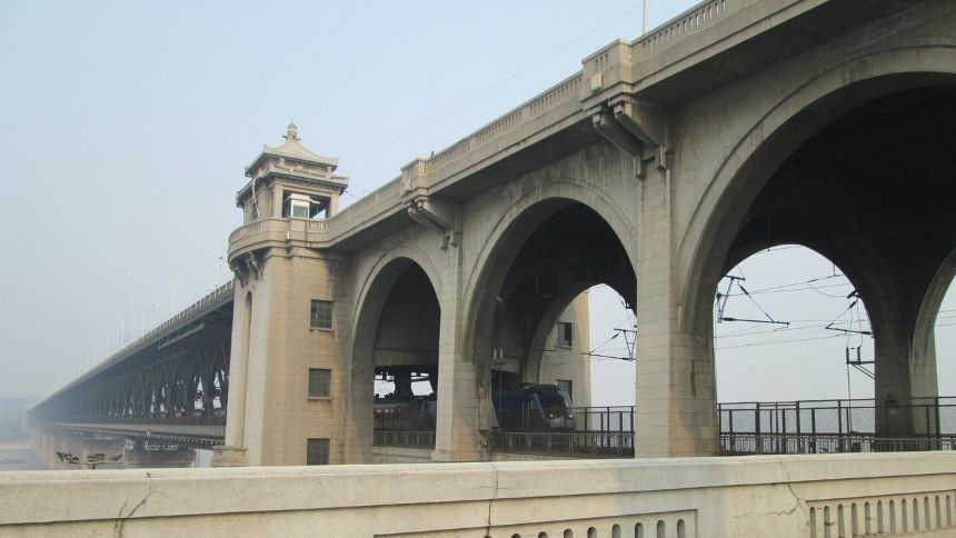 图为一辆列车驶过武汉长江大桥（Pixabay）