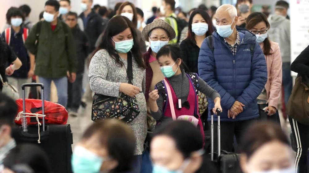 中國新年前夕，戴著防護口罩的乘客進入香港高鐵站的離境大堂。(AP Photo/Achmad Ibrahim)