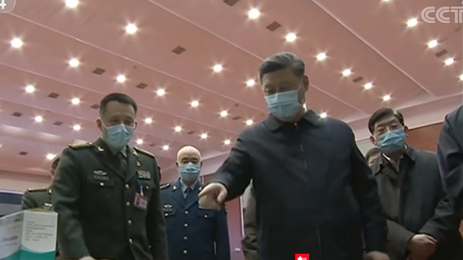 习近平2日二度戴上口罩离开中南海，到北京多个医学科研单位考察武汉肺炎疫情研究。（视频截图）