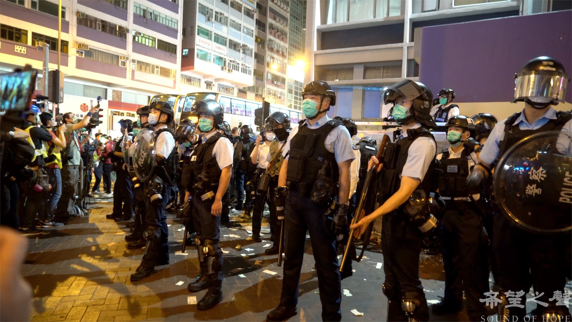 香港大乱 火爆冲突 看警方发射的布袋弹