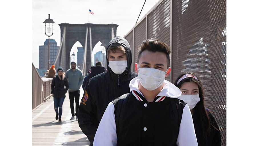 People cross the Brooklyn Bridge on March 16 2020（AP Photo/Mark Lennihan）