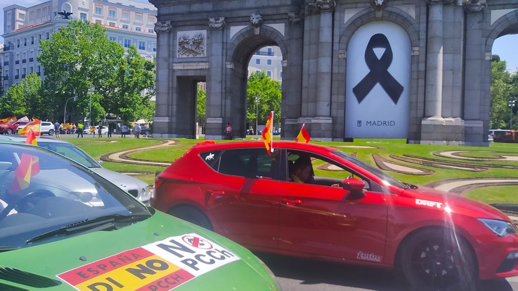 5月23日，在西班牙首都馬德里，遊行示威車輛懸掛遠離中共的標語 （圖片 希望之聲）