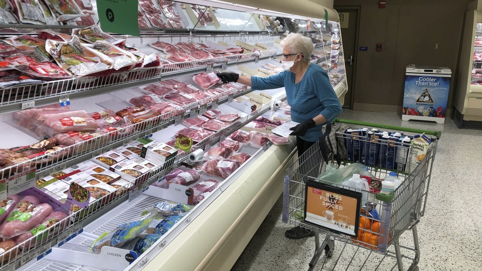 2020年5月5日，亚特兰大Publix超市的一位购物者正在看猪肉切块。（美联社）
