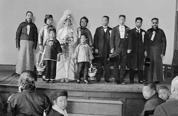 天津一户人家的婚礼，摄于1917-1919之间。（图片：甘博摄影）