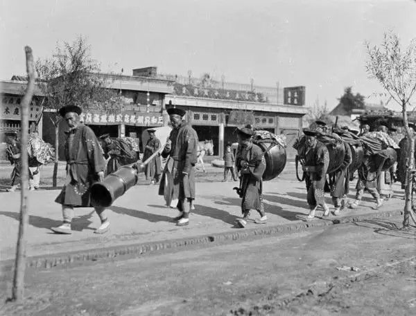 北京街头，一群背着乐器的人，摄于1917年-1919年之间。（图片：甘博摄影）