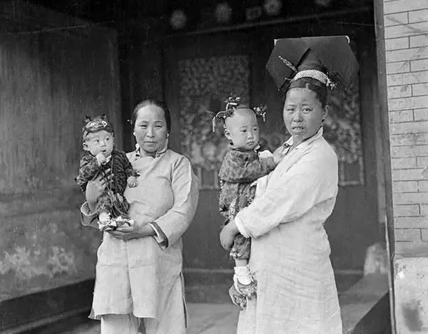 北京街头的旗人母子，摄于1917-1919之间。（图片：甘博摄影）