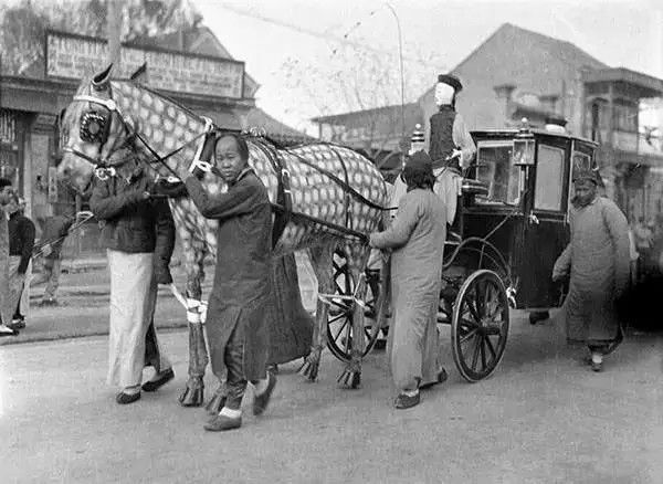 北京一个葬礼上的纸扎马车，摄于1917-1919之间。（图片：甘博摄影）