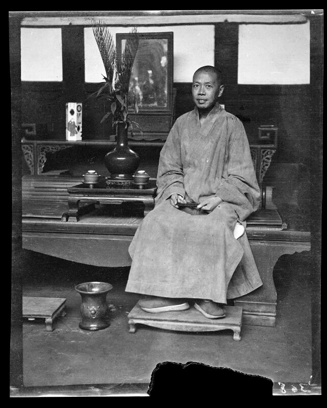 四川新都县寺庙内的一位主持和尚，摄于1917年-1919年之间。（图片：甘博摄影）