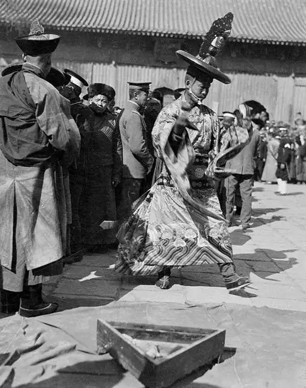 北京雍和宫的喇嘛在仪式上跳舞，摄于1917-1919之间。（图片：甘博摄影）