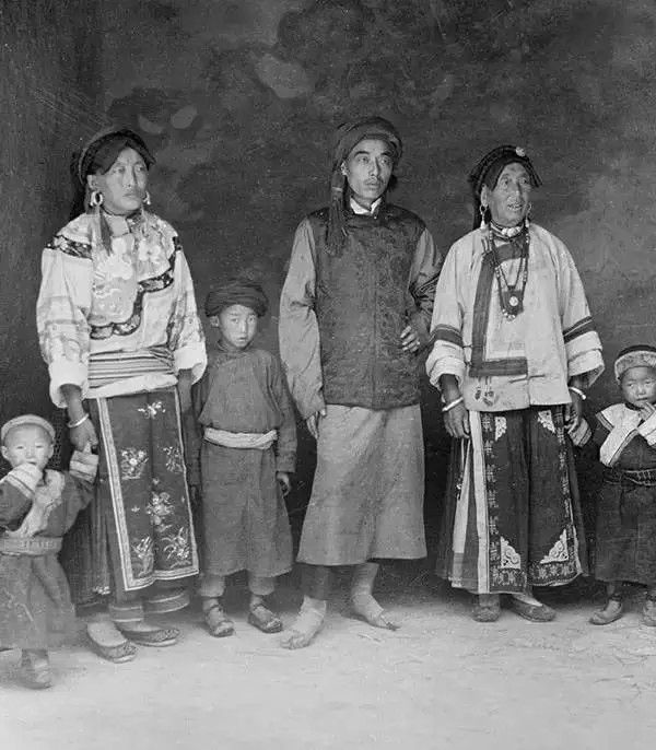 四川一户藏族人家庭，摄于1917年。（图片：甘博摄影）