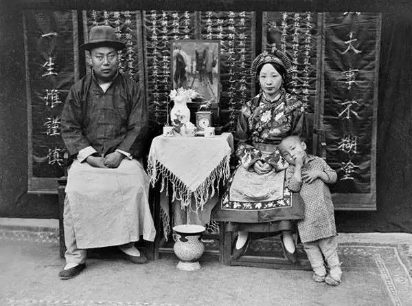 四川理县杂谷吞高益斋（藏族）与妻儿，摄于1917年。（图片：甘博摄影）