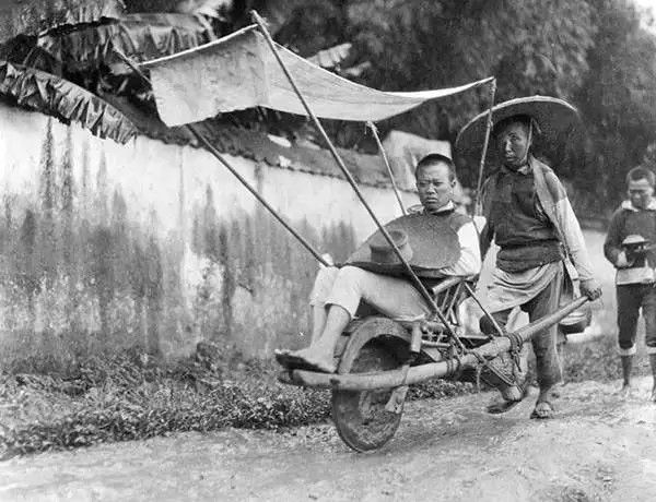 四川带遮阳棚的独轮车，摄于1917年。（图片：甘博摄影）
