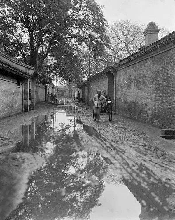 雨后的北京，胡同里很泥泞，摄于1917年-1919年之间。（图片：甘博摄影）