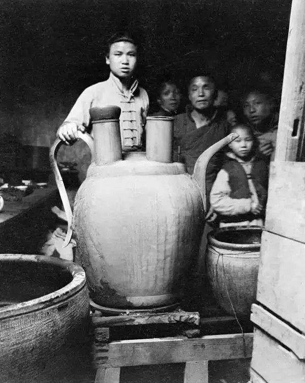 杭州装大碗茶的茶壶，摄于1919年。（图片：甘博摄影）